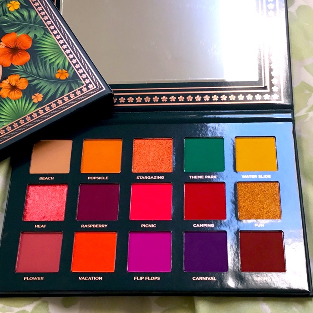 ACE BEAUTĒ Nostalgia eyeshadow palette